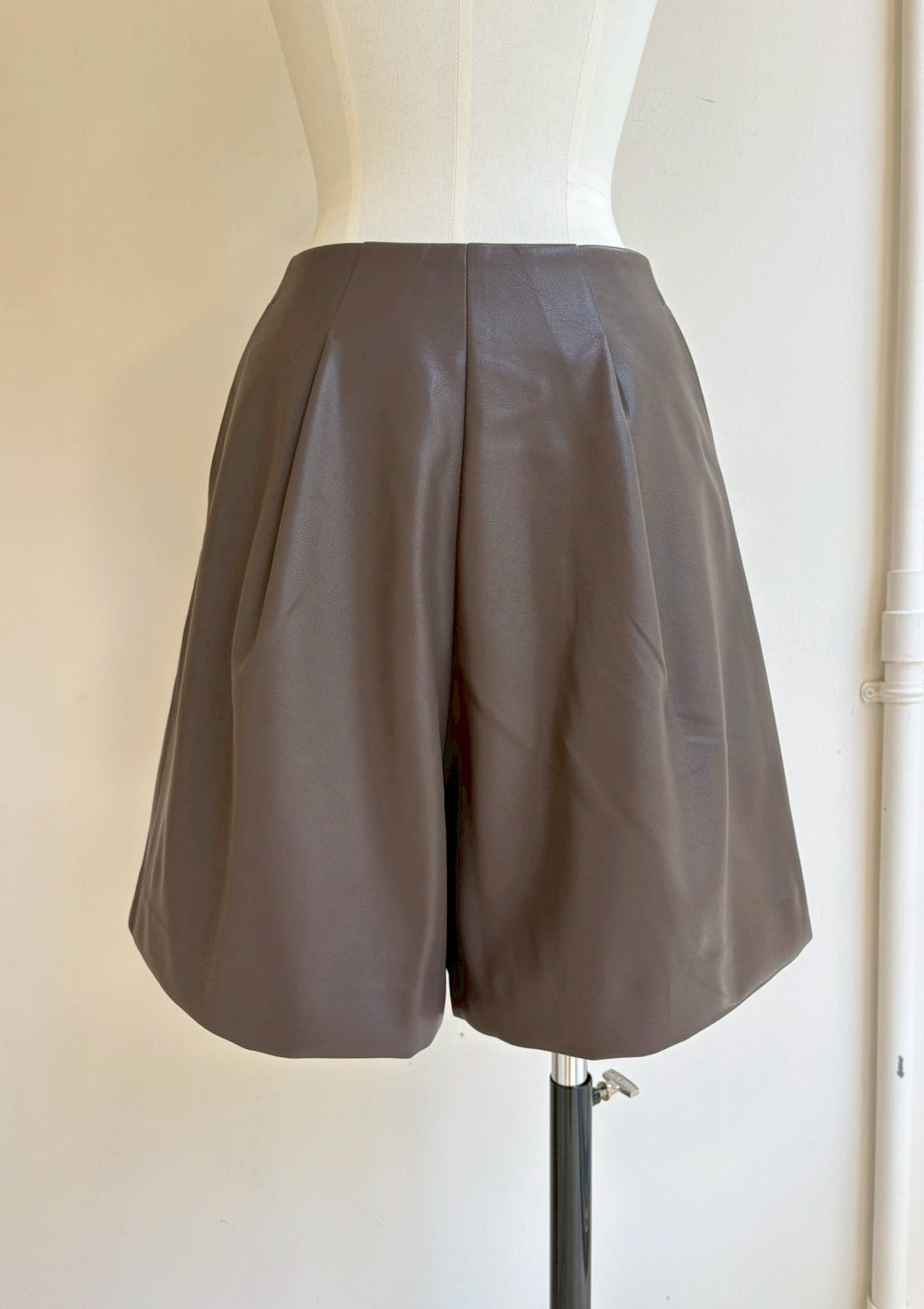 オトナエコレザーハイウエストショートパンツ
