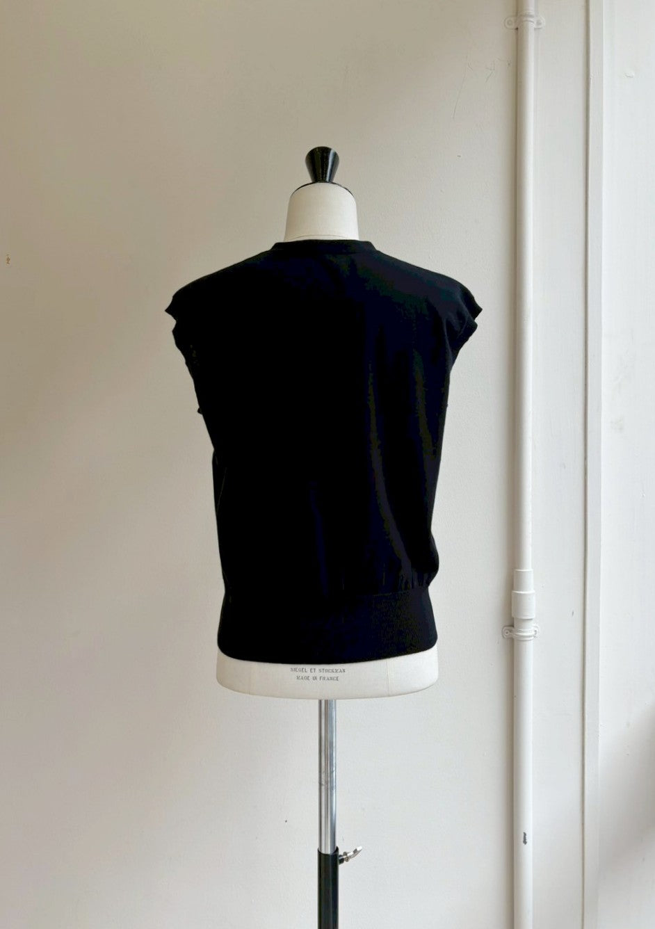 ワンポイント刺繍ニットベスト