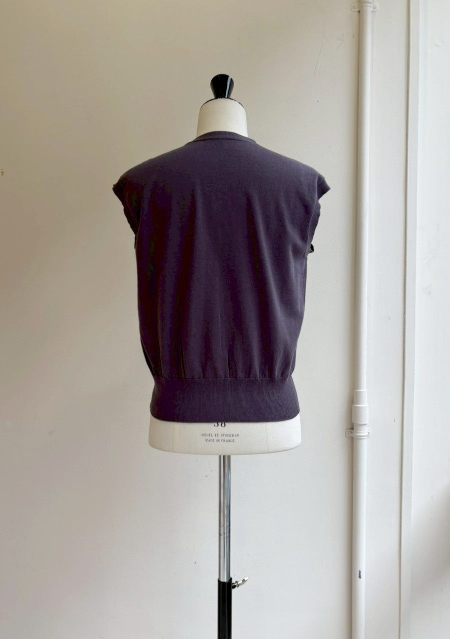 ワンポイント刺繍ニットベスト
