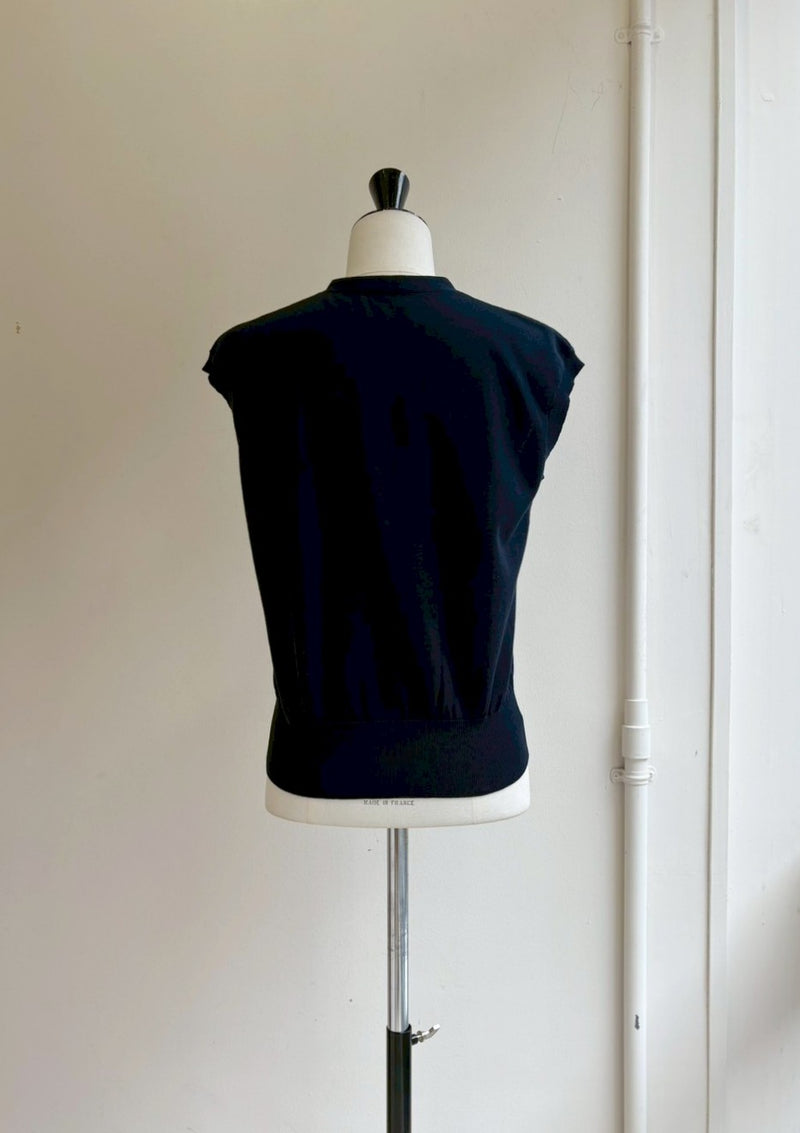 ワンポイント刺繍ニットベスト